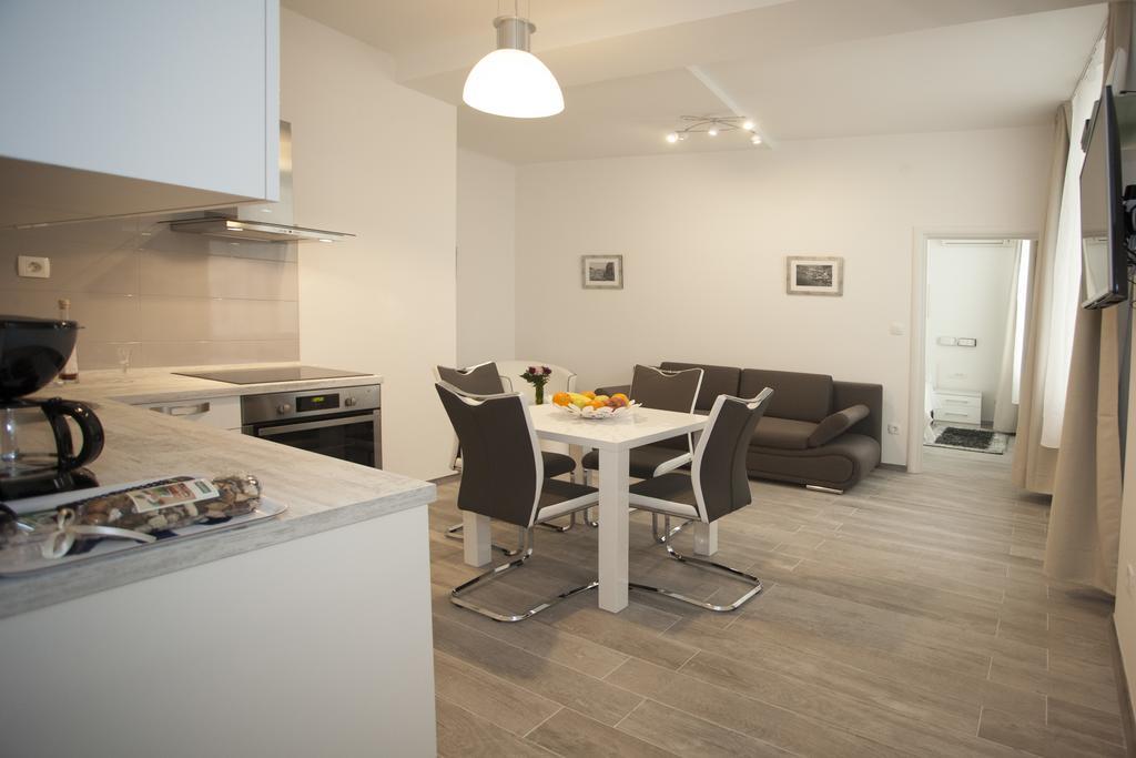 Old Square Apartment Split Bagian luar foto