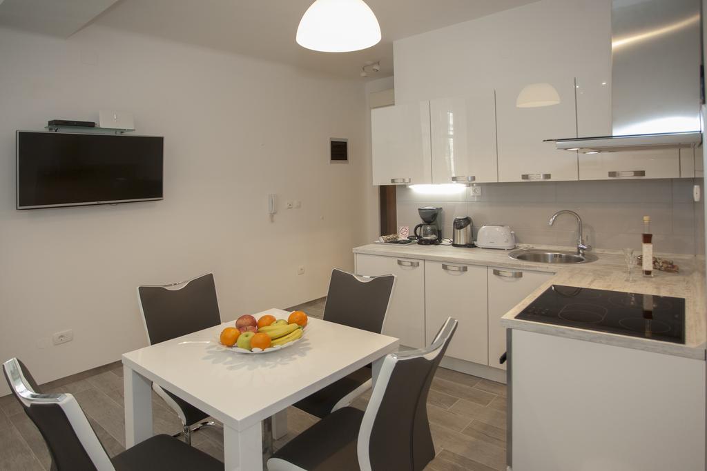 Old Square Apartment Split Bagian luar foto