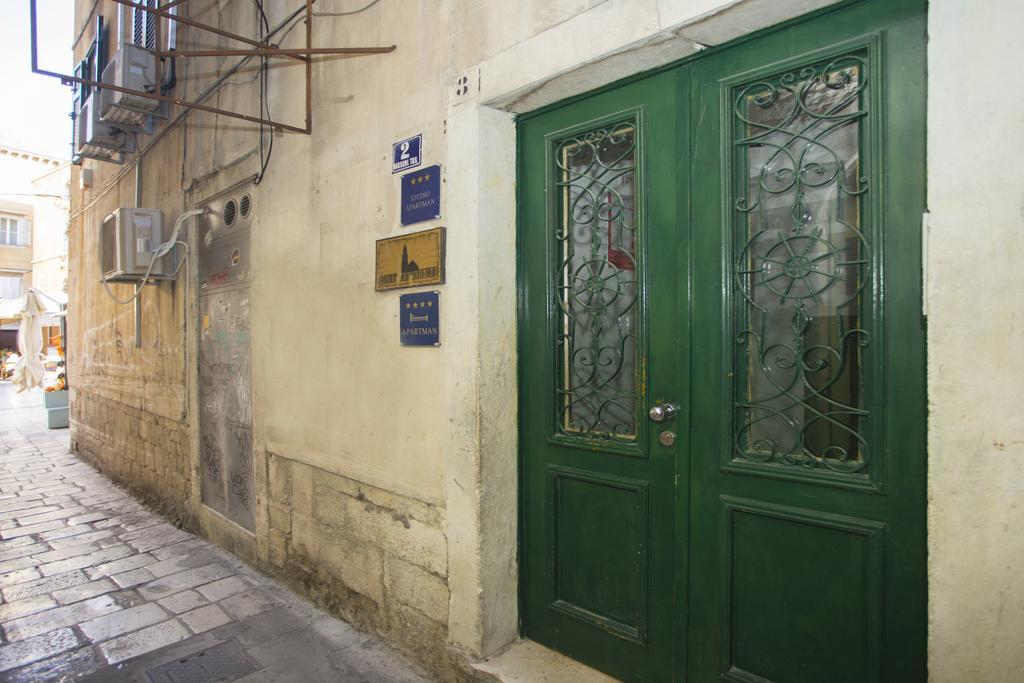 Old Square Apartment Split Bagian luar foto